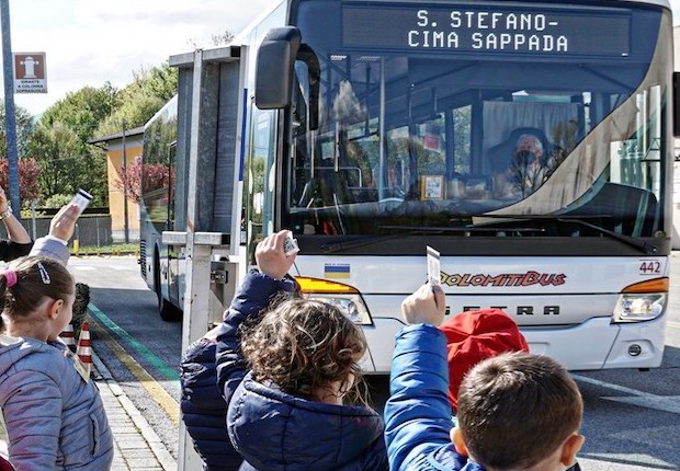 L’educazione sale sul pullman. Dolomiti Bus incontra gli studenti e racconta la mobilità sostenibile